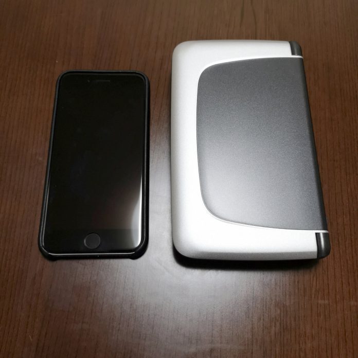 GPD WIN2 本体、iPhone6sとの比較